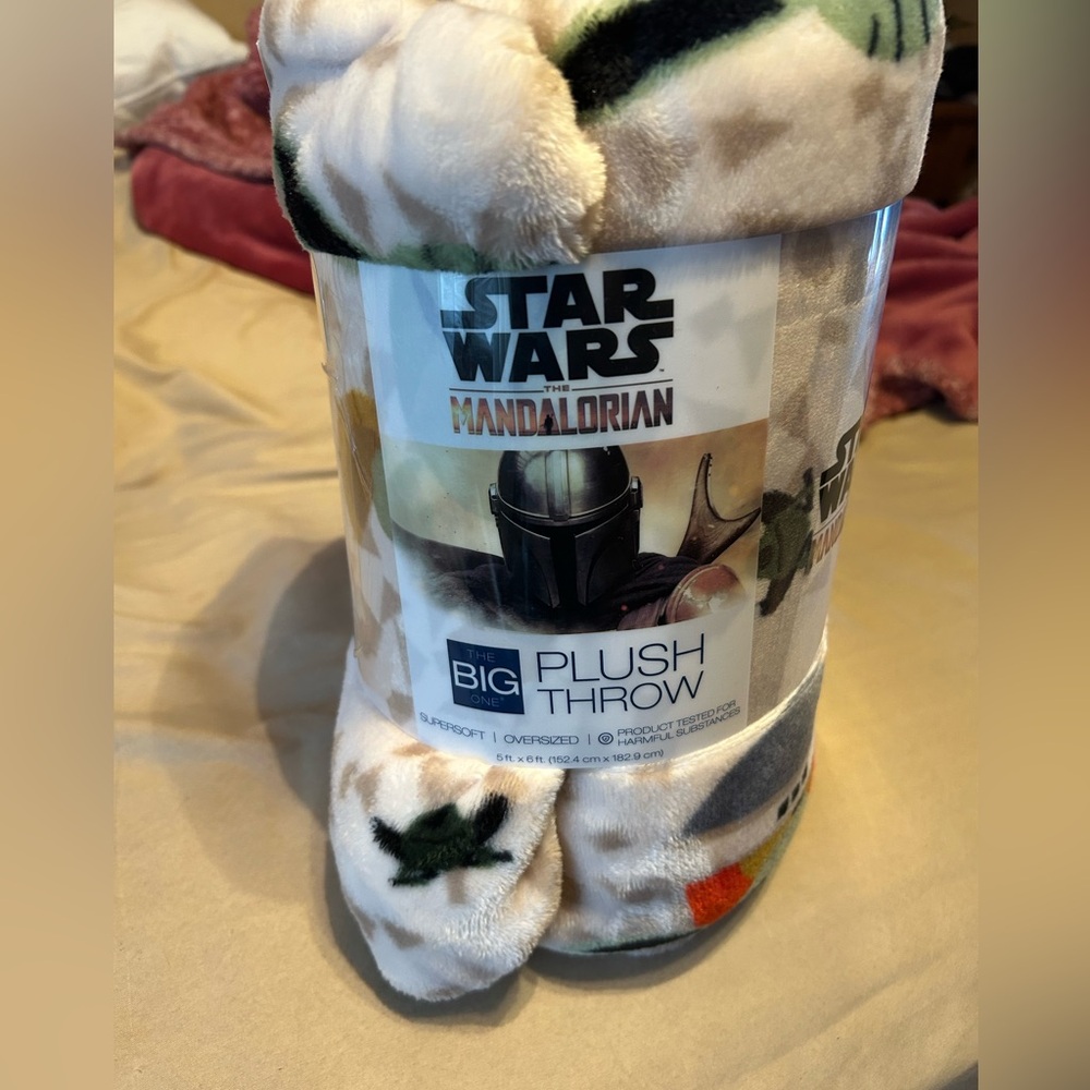 Brand new star warms plush throw blanket
